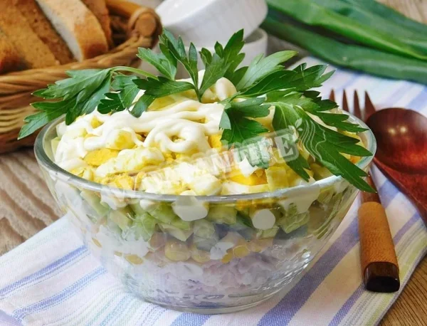 Салат з курячою грудкою і свіжими огірками