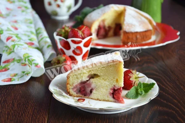 Шарлотка з полуницею