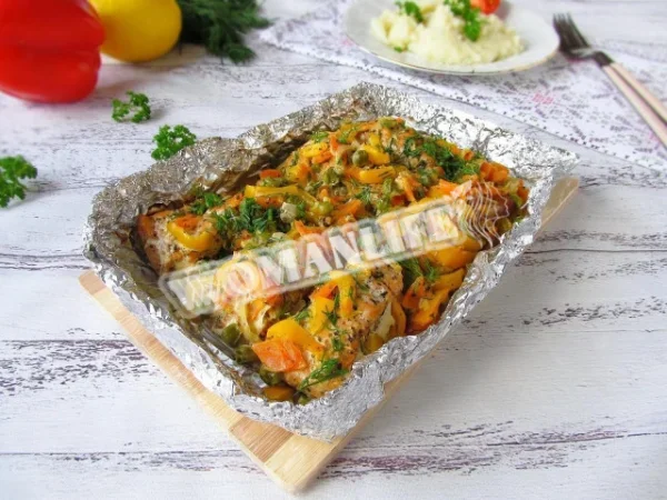 Запечена червона риба з овочами у фользі