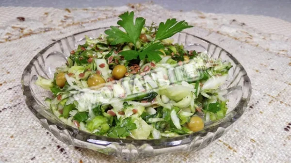 Салат з молодої капусти з огірками, шпинатом і зеленню