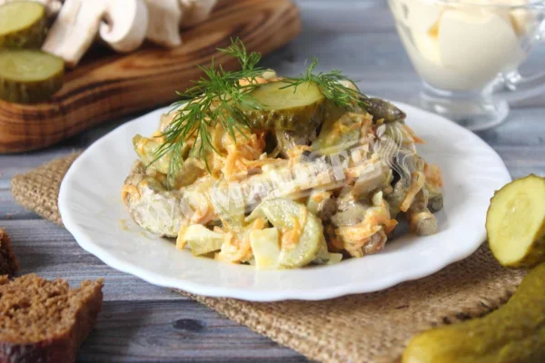 Білоруський салат з курячою печінкою і грибами