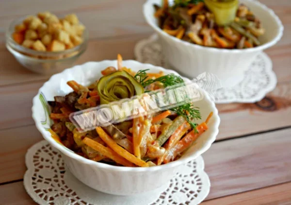 Салат з печінкою, огірками та морквою