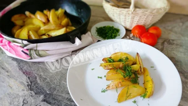 Смажена картопля по-сільськи з часником на сковороді