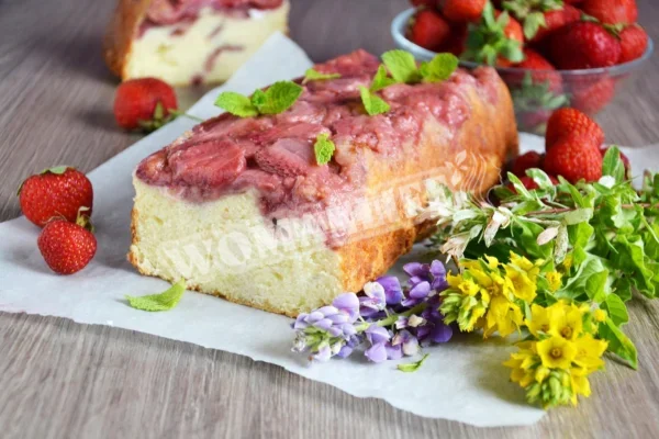 Полуничний перевернутий масляний пиріг
