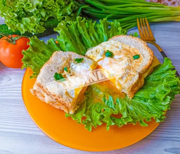Хліб з сиром і яйцем