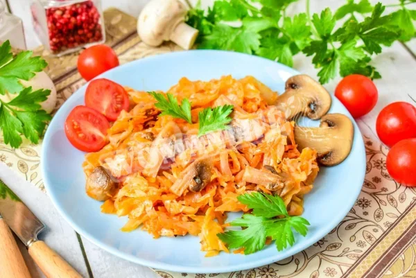 Капуста з печерицями тушкована на сковороді