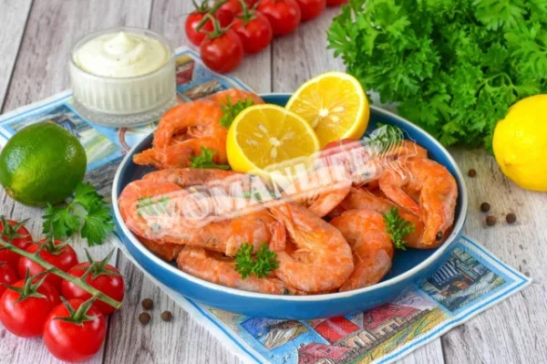 Креветки на сковороді з часником і маслом