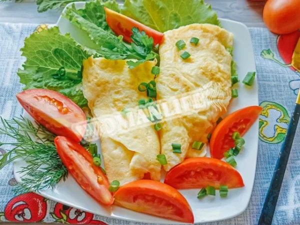Омлетний рулет на сковороді
