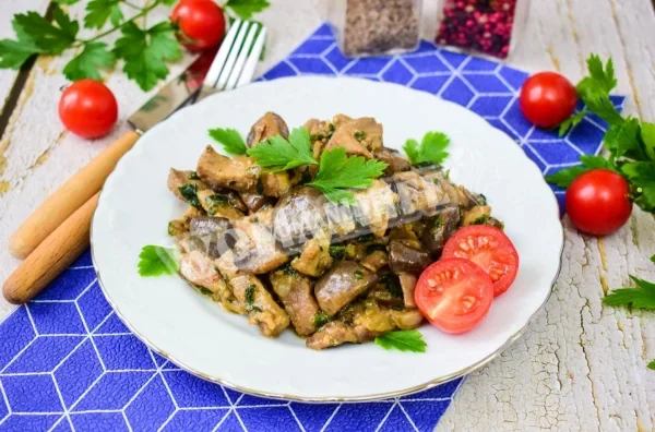 Смажене м'ясо з грибами на сковороді