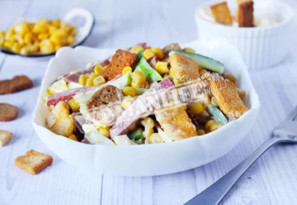 Салат з грінками, копченою ковбасою та сиром