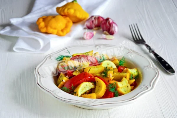 Кабачки з помідорами і часником на сковороді