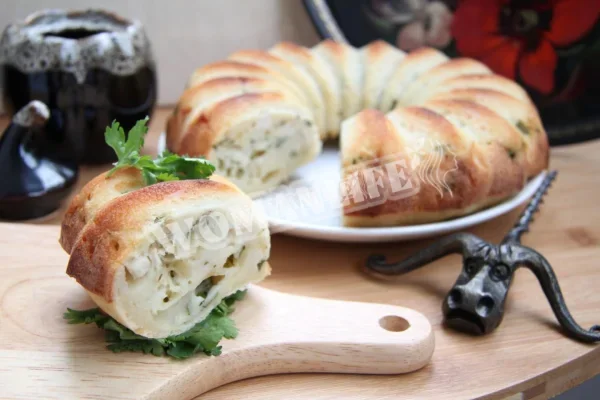 Заливний пиріг з курячою грудкою і сиром
