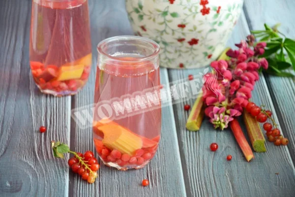 Компот зі смородини і ревеню