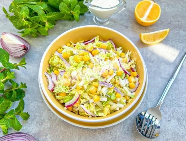 Салат з пекінською капустою і кукурудзою