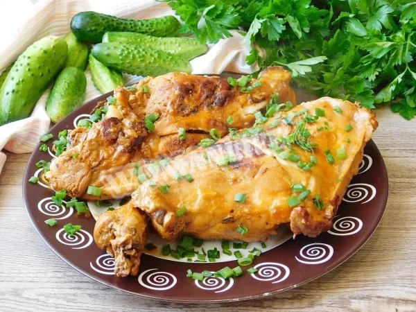 Кролик в сметані на сковороді