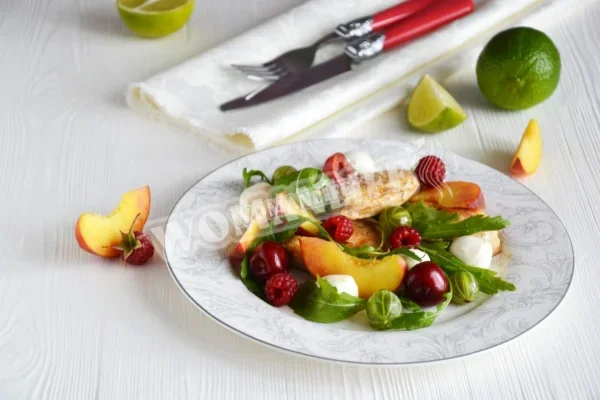 Салат з куркою, персиками, моцарелою та руколою