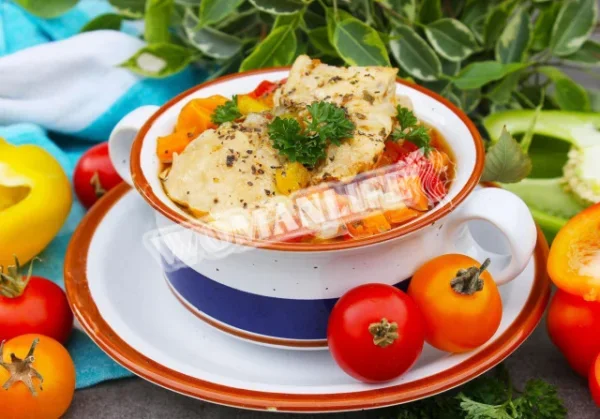 Тушкована курка з овочами в мультиварці
