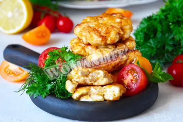 Котлети з шматочками курячого філе під майонезом на сковороді