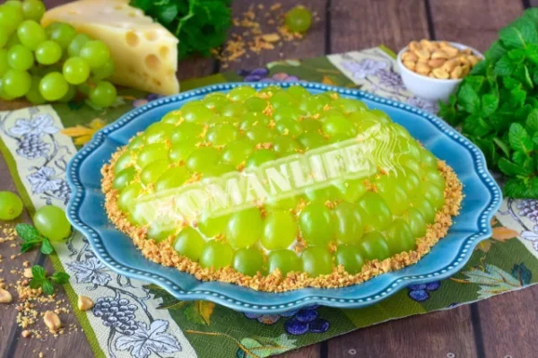 Салат з куркою, виноградом, сиром і горіхами