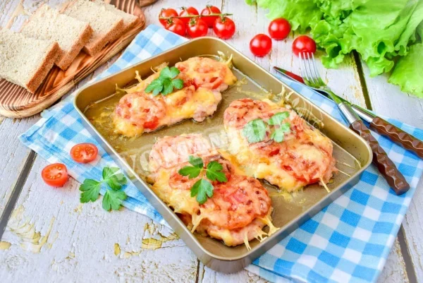 Запечена в духовці курка з сиром і помідорами