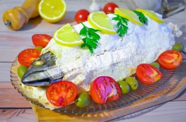 Скумбрія в солі, запечена в духовці