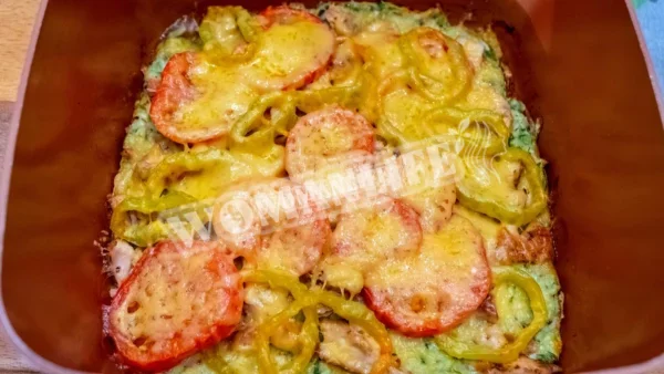 Кабачкова піца з помідорами і курячою грудкою на сковороді