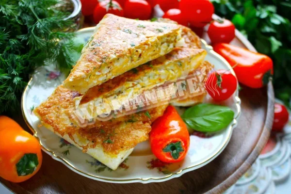 Лаваш з яйцем і сиром на сковороді