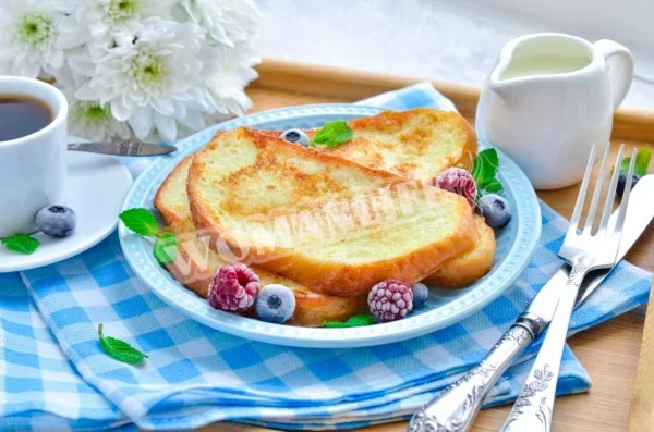 Солодкі грінки з батона з яйцем на сковороді