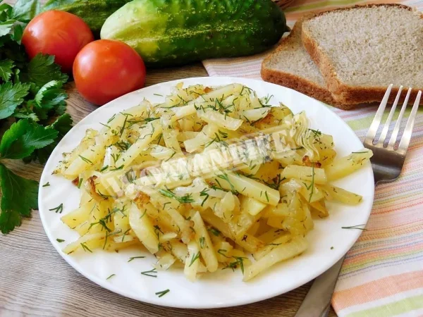 Смажена картопля з цибулею на сковороді