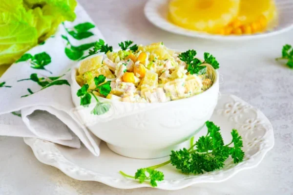 Салат з куркою, ананасами і пекінською капустою