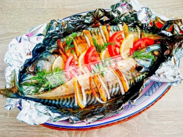 Скумбрія з лимоном і цибулею в духовці