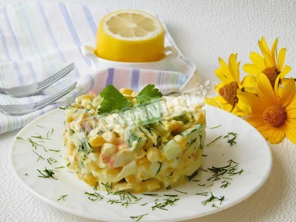Салат з крабовими паличками, огірком і яйцем