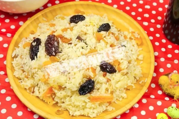 Плов з курагою і чорносливом