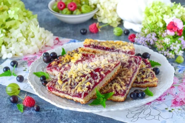 Крихтовий пиріг з варенням