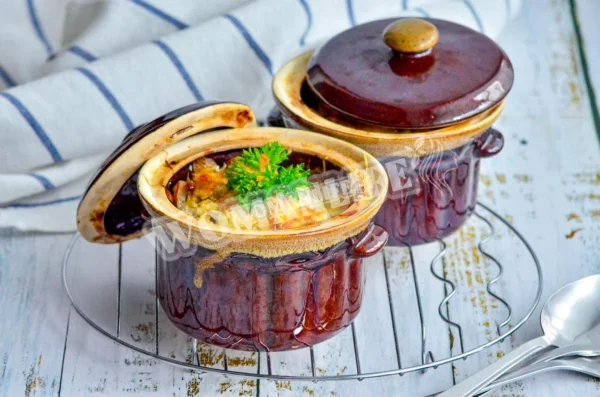 Картопля з м'ясом і грибами в горщиках в духовці
