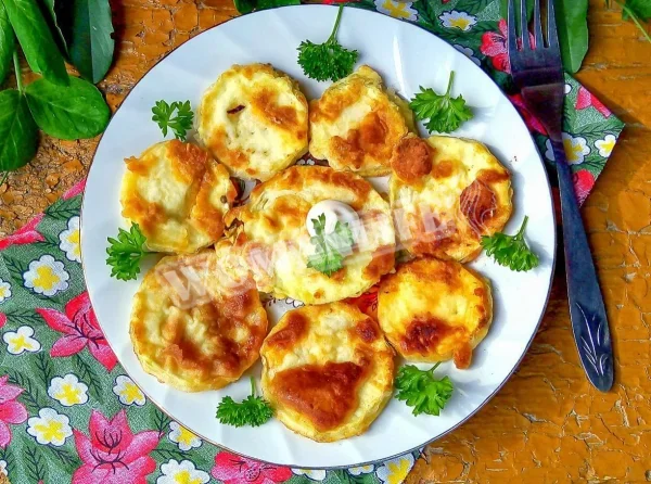 Кабачки з яйцем на сковороді кружечками