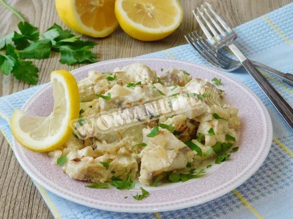 Риба, тушкована в сметані з цибулею