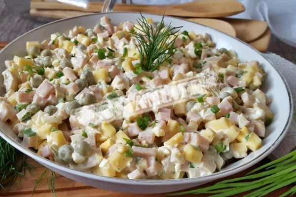 Салат з маринованими боровиками