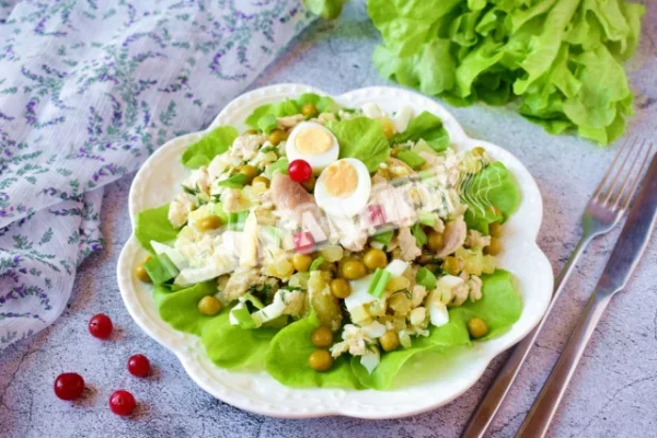 Салат з солоними грибами
