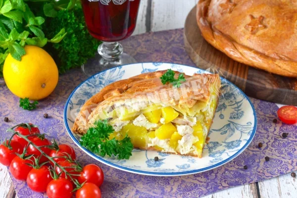 Курник на кефірі в духовці з куркою і картоплею