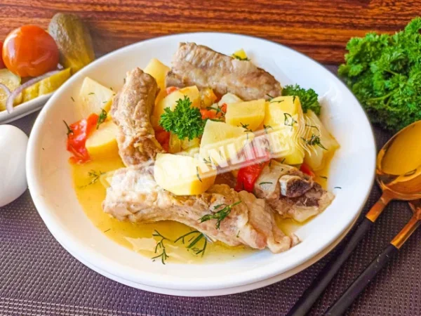 Свинячі ребра з картоплею на сковороді