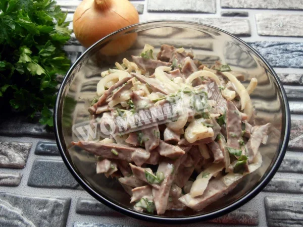 Салат зі свинячого серця з маринованою цибулею