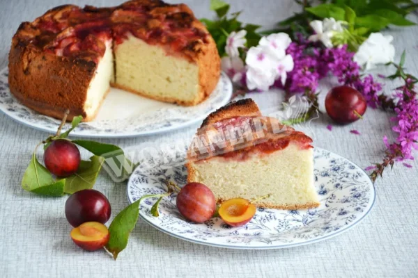 Шарлотка зі сливами