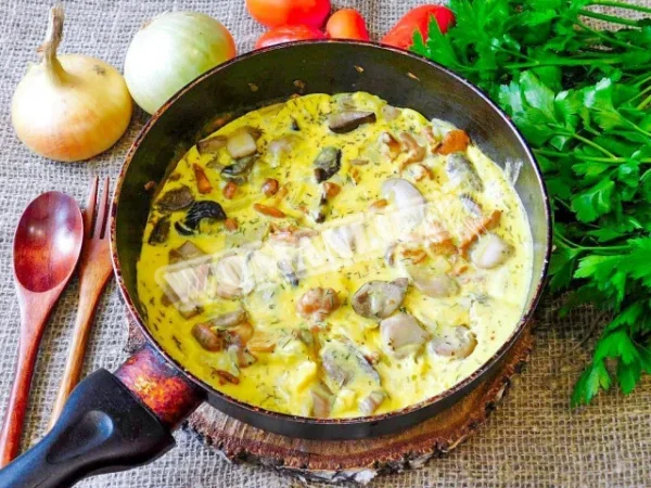 Вершковий омлет з лісовими грибами