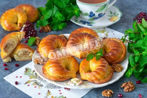 Красиві булочки з дріжджового тіста з горіховою начинкою