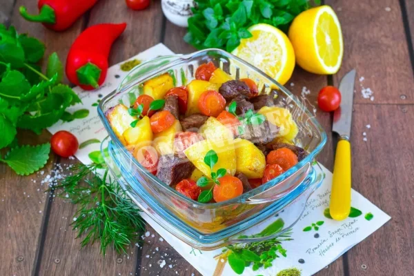 Тушковане м'ясо з овочами в духовці