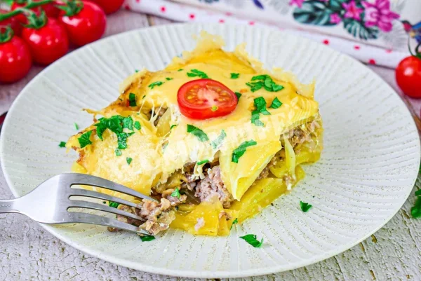 Картопля з фаршем шарами в духовці