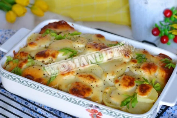 Картопля з куркою шарами в духовці
