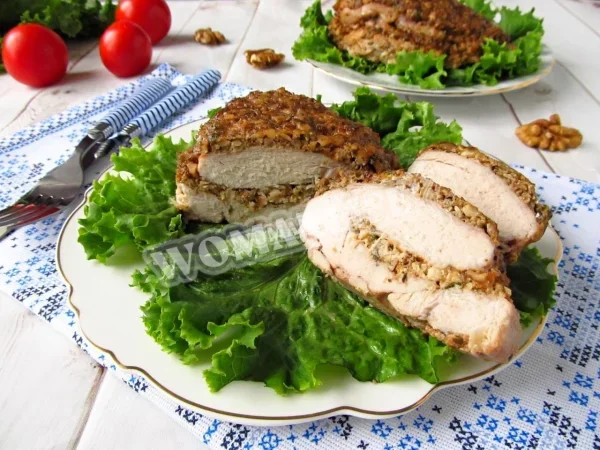 Куряча грудка з волоськими горіхами, запечена в духовці