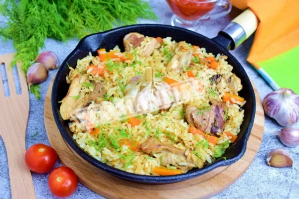 Ароматний розсипчастий плов з куркою на сковороді